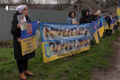 "Немає ані дня, ані ночі, щоб я не думала і не кричала": акція на підтримку зниклих безвісти на Одещині "Немає ані дня, ані ночі, щоб я не думала і не кричала": акція на підтримку зниклих безвісти на Одещині