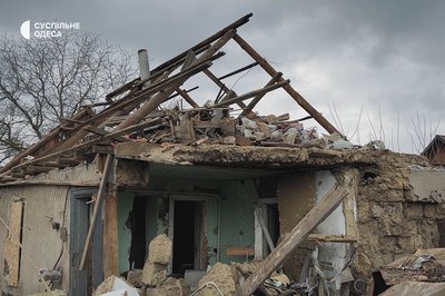 Вижили після влучання уламків "шахеда" в їхній будинок: родина з Одещини залишилась без даху над головою Вижили після влучання уламків "шахеда" в їхній будинок: родина з Одещини залишилась без даху над головою
