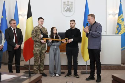 Люк Якобс, Артур Дронь, Яна Степаненко, Юрій Жуковець та Андрій Садовий на церемонії передачі ключа, 30 січня 2025 Люк Якобс, Артур Дронь, Яна Степаненко, Юрій Жуковець та Андрій Садовий на церемонії передачі ключа, 30 січня 2025