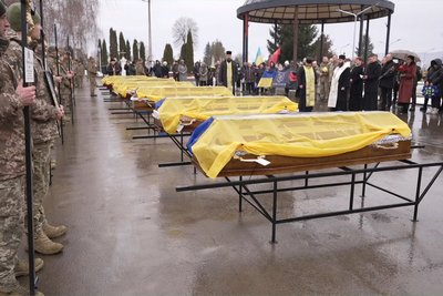 "Тут немає їхніх матерів — ми повинні були прийти": у Чернівцях поховали сімох невпізнаних бійців "Тут немає їхніх матерів — ми повинні були прийти": у Чернівцях поховали сімох невпізнаних бійців