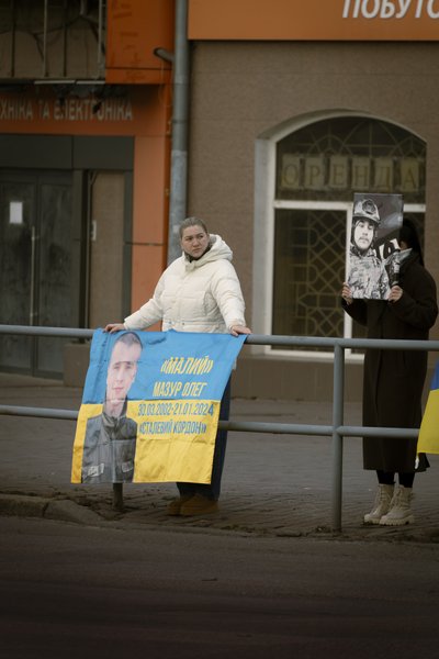 "Стою за ...": у Вінниці пройшла акція у памʼять про загиблих оборонців "Стою за ...": у Вінниці пройшла акція у памʼять про загиблих оборонців