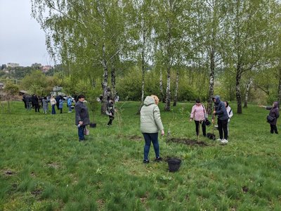 У Житомирі в пам'ять про загиблих військових висадили 22 дерева біля Монументу слави У Житомирі в пам'ять про загиблих військових висадили 22 дерева біля Монументу слави