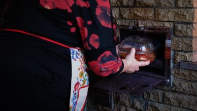 "Кулінарний спадок": як "цибульники" готують автентичні цибульники у томатному соусі на Рівненщині "Кулінарний спадок": як "цибульники" готують автентичні цибульники у томатному соусі на Рівненщині