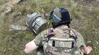 На Чернігівщині сапери знешкодили бойову частину російського "Шахеда" На Чернігівщині сапери знешкодили бойову частину російського "Шахеда"