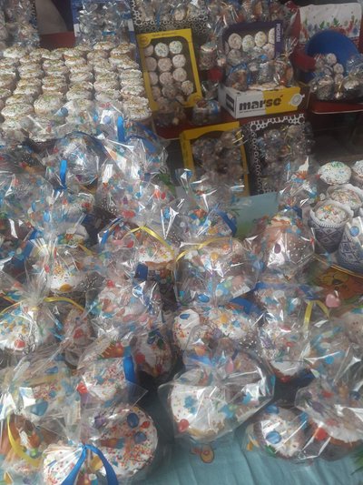 "Ми робимо з душею": волонтерки з Одещини спекли понад 250 пасок для поранених військових