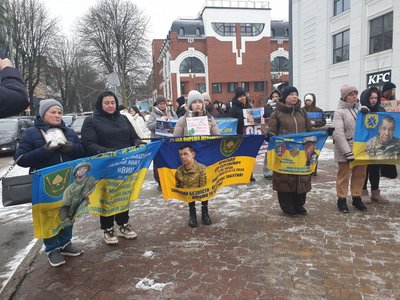 Рідні військовополонених та безвісти зниклих зібралися на акцію підтримки, 26 грудня 2025 року, Хмельницький Рідні військовополонених та безвісти зниклих зібралися на акцію підтримки, 26 грудня 2025 року, Хмельницький