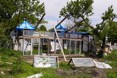 "Намет персональної незламності". Архітектор з Бахмута самотужки будує оселю для себе та двох котів на Дніпропетровщині "Намет персональної незламності". Архітектор з Бахмута самотужки будує оселю для себе та двох котів на Дніпропетровщині