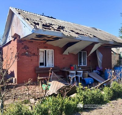 Сімох людей, зокрема дитину, поранено через атаку FPV-дронами та артилерією по Нікополю Сімох людей, зокрема дитину, поранено через атаку FPV-дронами та артилерією по Нікополю