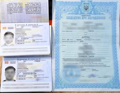 На Закарпатті затримали двох підозрюваних у спробі перетнути кордон за підробленими документами На Закарпатті затримали двох підозрюваних у спробі перетнути кордон за підробленими документами