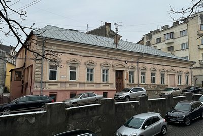 Будинок на вулиці Турецькій,16, у Чернівцях, де самовільно замінили дах Будинок на вулиці Турецькій,16, у Чернівцях, де самовільно замінили дах