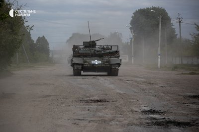 Українські танки їдуть вулицею у Вовчанську на Харківщині Українські танки їдуть вулицею у Вовчанську на Харківщині