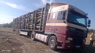 Вантажівка, яка везе вирубаний у Хорошівській громаді ліс Вантажівка, яка везе вирубаний у Хорошівській громаді ліс