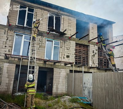 У Білгород-Дністровському районі через уламки БпЛА загорівся житловий будинок У Білгород-Дністровському районі через уламки БпЛА загорівся житловий будинок