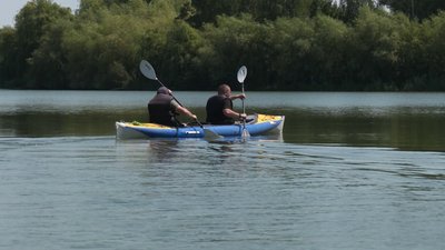 Безбар’єрність на воді: ветерани випробували підйомник для байдарок у парку "Оствиця" в Рівному
