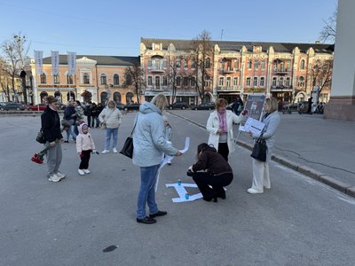 Трагедія у драмтеатрі у Маріуполі: у Полтаві влаштували акцію пам'яті Трагедія у драмтеатрі у Маріуполі: у Полтаві влаштували акцію пам'яті