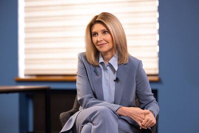Олена Зеленська на інтерв'ю в костюмі, прикрашеному брошкою від Станіслава Дрокіна Олена Зеленська на інтерв'ю в костюмі, прикрашеному брошкою від Станіслава Дрокіна