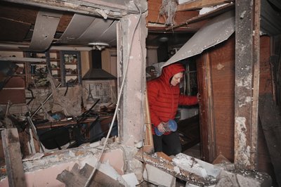Жінка в пошкодженому внаслідок ударів РФ будинку в Слобідському районі Харкова, 19 січня 2026 року Жінка в пошкодженому внаслідок ударів РФ будинку в Слобідському районі Харкова, 19 січня 2026 року