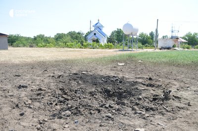 Вибиті вікна та вирва біля храму: фото наслідків російської атаки на Овідіополь Вибиті вікна та вирва біля храму: фото наслідків російської атаки на Овідіополь