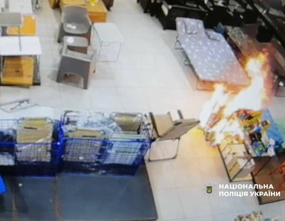 Пожежа в київському гіпермаркеті: дитина підпалила коробку запальничкою Пожежа в київському гіпермаркеті: дитина підпалила коробку запальничкою