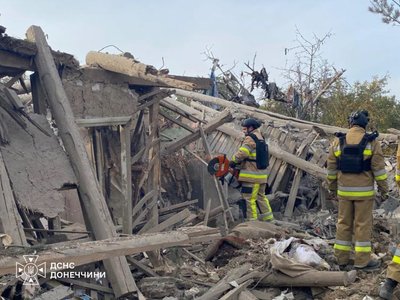 РФ атакувала житлові будинки в Ясногірці: рятувальники дістали з-під завалів фрагменти тіла РФ атакувала житлові будинки в Ясногірці: рятувальники дістали з-під завалів фрагменти тіла