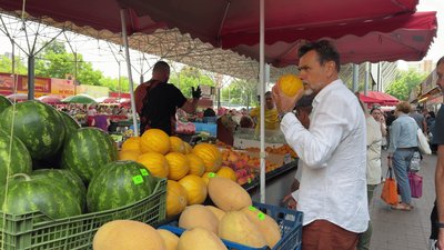 Покупці обирають баштанні на ринку
