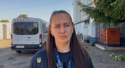 "Міста нема — тільки дрони та КАБи". Історії евакуйованих з Костянтинівки до транзитного пункту на Дніпропетровщині "Міста нема — тільки дрони та КАБи". Історії евакуйованих з Костянтинівки до транзитного пункту на Дніпропетровщині