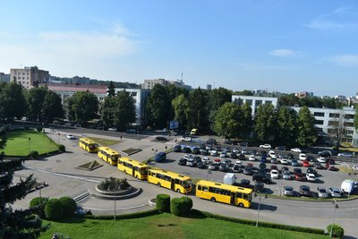 Нові шкільні автобуси передали п'яти закладам освіти на Рівненщині Нові шкільні автобуси передали п'яти закладам освіти на Рівненщині