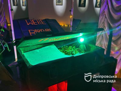 "Нам треба достукатися до міжнародної аудиторії". У Дніпрі відкрили мистецьку виставку "Зліпок часу" "Нам треба достукатися до міжнародної аудиторії". У Дніпрі відкрили мистецьку виставку "Зліпок часу"