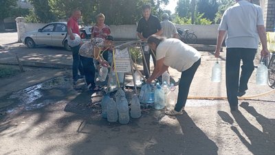 "Золота вода — приносимо руками". Апостолове без води на невизначений термін: що кажуть у міськраді "Золота вода — приносимо руками". Апостолове без води на невизначений термін: що кажуть у міськраді