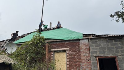 Будинок зі зруйнованим дахом у Чугуєві Будинок зі зруйнованим дахом у Чугуєві