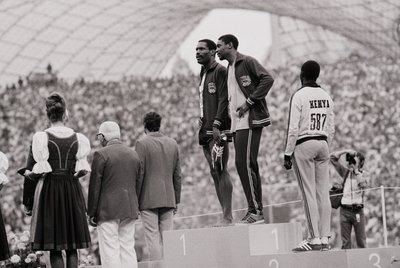 Вінс Меттьюз та Вейн Коллетт на подіумі Олімпіади-1972 Вінс Меттьюз та Вейн Коллетт на подіумі Олімпіади-1972