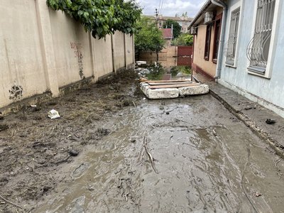 Рівень води у Херсоні знижується, на вулицях залишаються багнюка і сміття. Люди під обстрілами долають наслідки Рівень води у Херсоні знижується, на вулицях залишаються багнюка і сміття. Люди під обстрілами долають наслідки