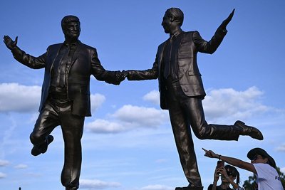 У США з'явилася статуя золотого туалету з критикою Трампа У США з'явилася статуя золотого туалету з критикою Трампа