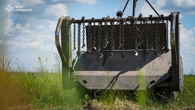 Аби фермери повернулись до роботи: як сапери розміновують поле на Макарівщині Аби фермери повернулись до роботи: як сапери розміновують поле на Макарівщині