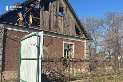 Пошкоджені дахи, вибиті вікна та розтрощені автівки: фото наслідків російської атаки на Одещину 6 березня Пошкоджені дахи, вибиті вікна та розтрощені автівки: фото наслідків російської атаки на Одещину 6 березня