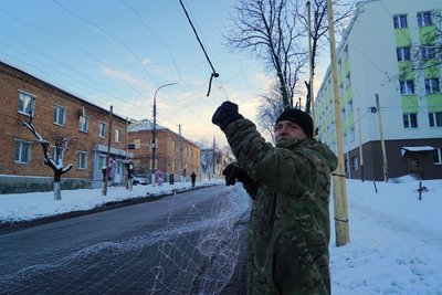 Військовий натягує антидронову стіку в Ізюмі, фронт до якого наблизився на 20 км Військовий натягує антидронову стіку в Ізюмі, фронт до якого наблизився на 20 км