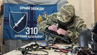 Військовослужбовець із псевдо Апачі розбирає російський дрон Військовослужбовець із псевдо Апачі розбирає російський дрон