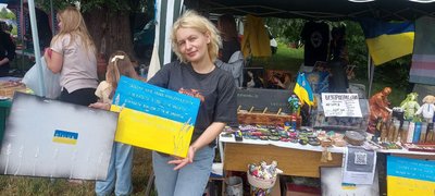 Волонтерка Марина Голуб на фестивалі за своєю картиною Волонтерка Марина Голуб на фестивалі за своєю картиною