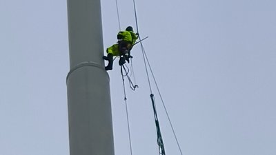 Під загрозою FPV та КАБів: як на 80-метровому флагштоку в Краматорську відновили український прапор