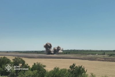 Рятувальники знешкодили російську авіабомбу на Донеччині Рятувальники знешкодили російську авіабомбу на Донеччині