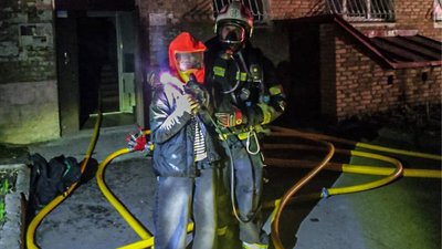 В Умані сталася пожежа у багатоповерхівці: 15 людей евакуювали 15 людей, з них — двоє дітей В Умані сталася пожежа у багатоповерхівці: 15 людей евакуювали 15 людей, з них — двоє дітей