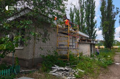 Пошкоджені житлові будинки у Дарницькому районі Києва: для мешканців розгорнули штаб допомоги Пошкоджені житлові будинки у Дарницькому районі Києва: для мешканців розгорнули штаб допомоги