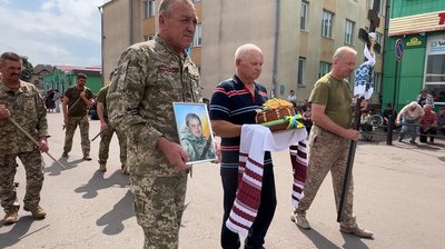Із загиблим військовослужбовцем Олександром Сиротюком, який зник безвісти у березні, попрощалися у Володимирці Із загиблим військовослужбовцем Олександром Сиротюком, який зник безвісти у березні, попрощалися у Володимирці