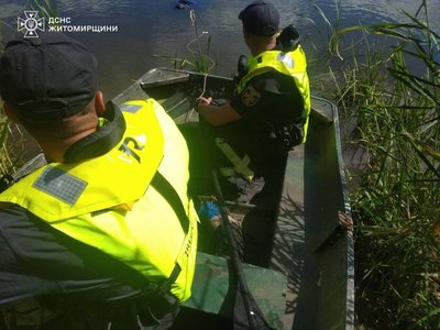 На Житомирщині рятувальники зі ставка дістали тіло рибалки На Житомирщині рятувальники зі ставка дістали тіло рибалки