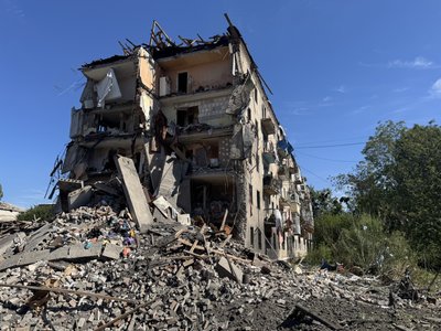 «На мені — чужий халат, чужі капці»: жителі Слов’янська про удар ФАБ-500 «На мені — чужий халат, чужі капці»: жителі Слов’янська про удар ФАБ-500
