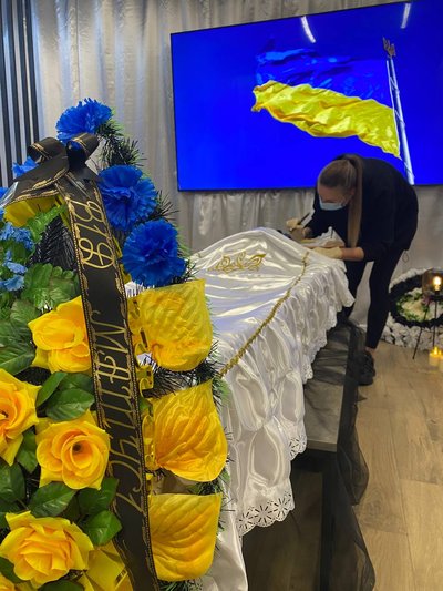 «Ми працюємо зі смертю, але не забуваємо про повагу». Танатопрактикиня з Дніпра розповіла про особливості своєї роботи «Ми працюємо зі смертю, але не забуваємо про повагу». Танатопрактикиня з Дніпра розповіла про особливості своєї роботи