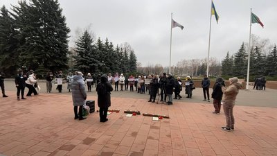Криворіжці вимагають опалення: містяни зібралися на протест під стінами міськвиконкому Криворіжці вимагають опалення: містяни зібралися на протест під стінами міськвиконкому