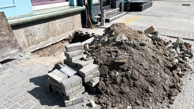 У Кропивницькому невідомі демонтували плитку та розкопали частину маршруту безбар'єрності: що відомо У Кропивницькому невідомі демонтували плитку та розкопали частину маршруту безбар'єрності: що відомо