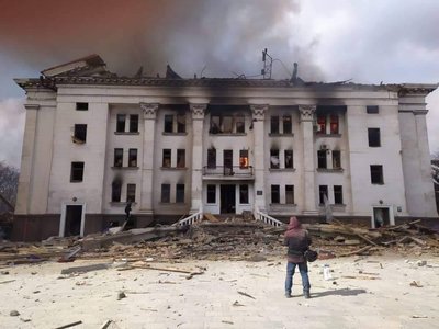 У Житомирі вшанували пам'ять людей, які загинули в драмтеатрі у Маріуполі внаслідок скидання бомби літаком РФ У Житомирі вшанували пам'ять людей, які загинули в драмтеатрі у Маріуполі внаслідок скидання бомби літаком РФ