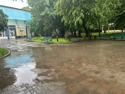 Підтоплені вулиці та вода у будинку: які наслідки негоди у Чернівцях Підтоплені вулиці та вода у будинку: які наслідки негоди у Чернівцях